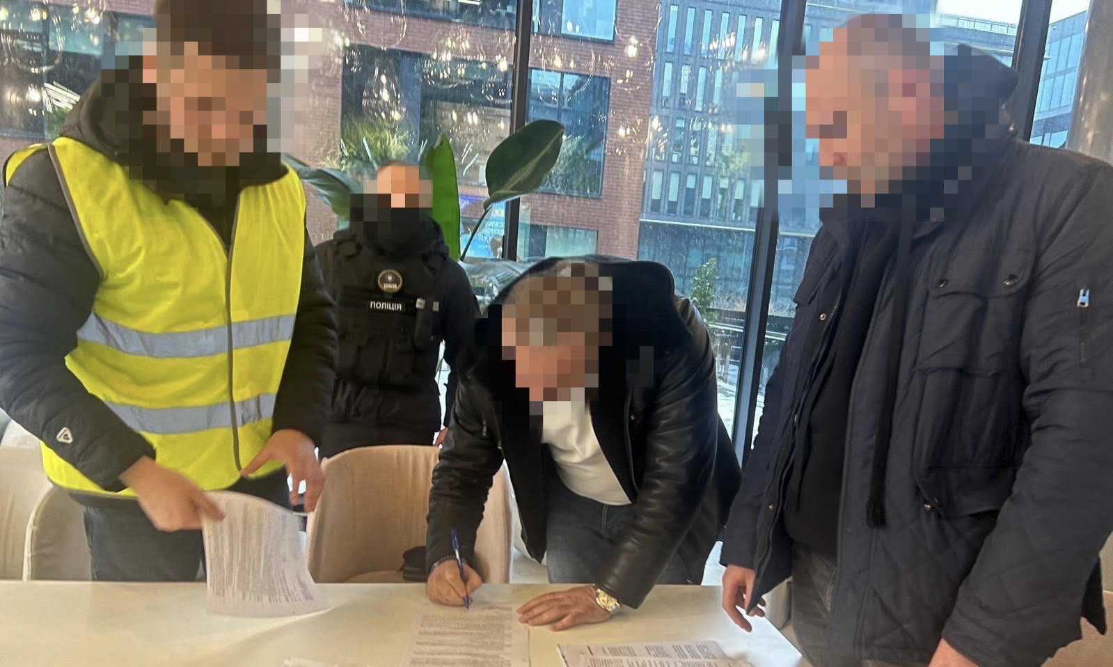 Сприяли ухиленню від мобілізації за 6-12 тис доларів США - повідомлено про підозру лікарю та службовцю військкомату