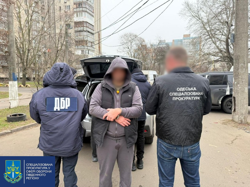 За 16 тисяч доларів обіцяв зняття з військового обліку - в Одеській області повідомлено про підозру військовослужбовцю