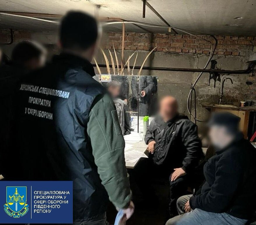 У Херсоні начальнику та офіцеру групи зонального відділу ВСП повідомлено про підозру у систематичному вимаганні та одержанні неправомірної вигоди