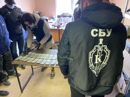 2 тис доларів США за закриття провадження – на Київщині судитимуть приватного виконавця (ФОТО)