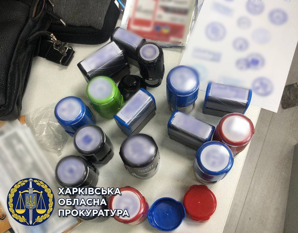 Підробка результатів ПЛР-тестів на COVID-19 з реквізитами відомих українських лабораторій — на Харківщині викрито 10 осіб (ФОТО)