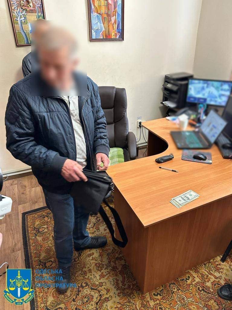 Сприяв розміщенню МАФів на території Меморіалу героїчної оборони Одеси – повідомлено про підозру службовцю комунальної установи