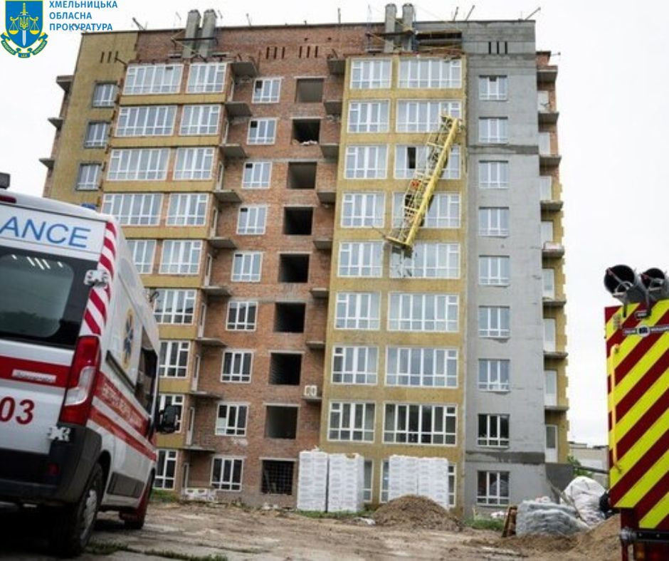 Четверо неповнолітніх та дорослий травмувалися внаслідок падіння будпідйомника – на Хмельниччині підозрюють директора та працівника підприємства-підрядника