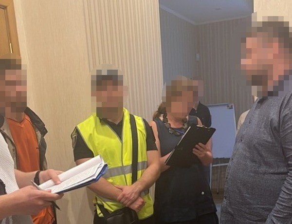 77 тис грн неправомірної вигоди за вплив на поліцейських – викрито адвоката