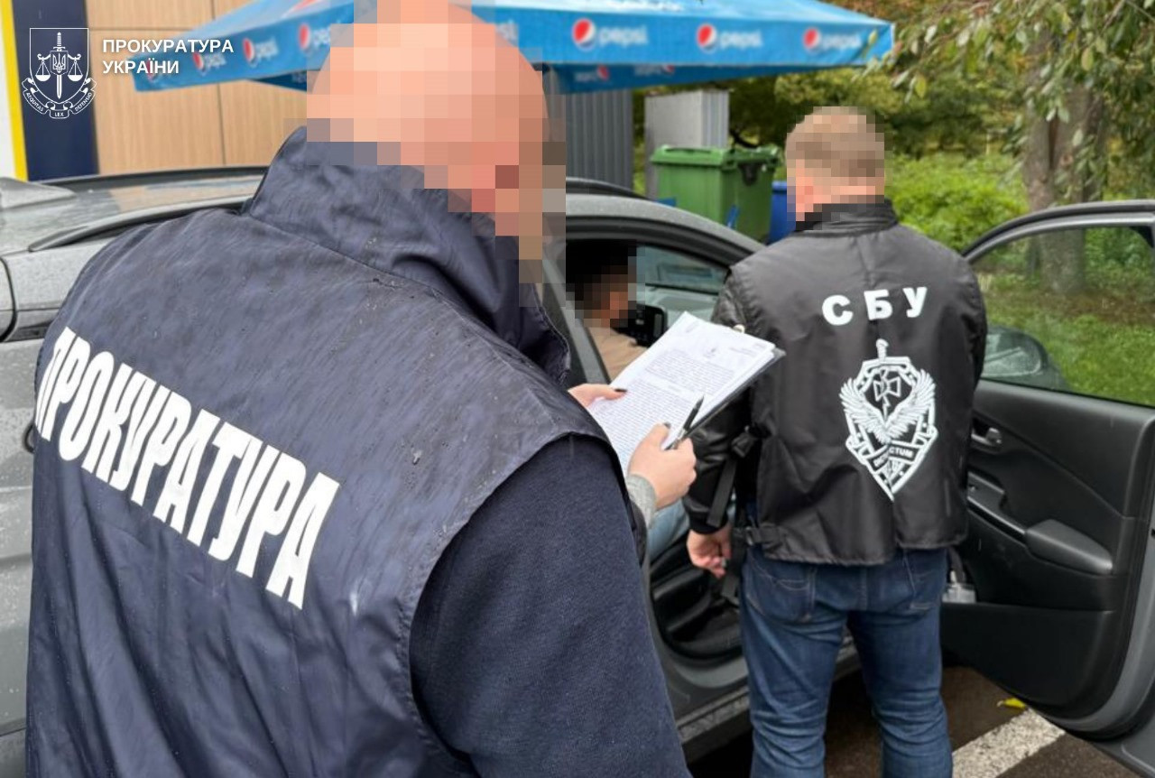 «Саrtier», «Van Cleef» та «Hermes»: на «відкатах» за безмитне ввезення ювелірних виробів викрито інспектора Львівської митниці