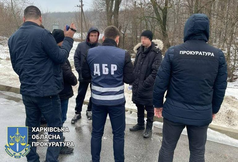 Катування з його подальшим приховуванням — підозрюють поліцейського та судово-медичного експерта