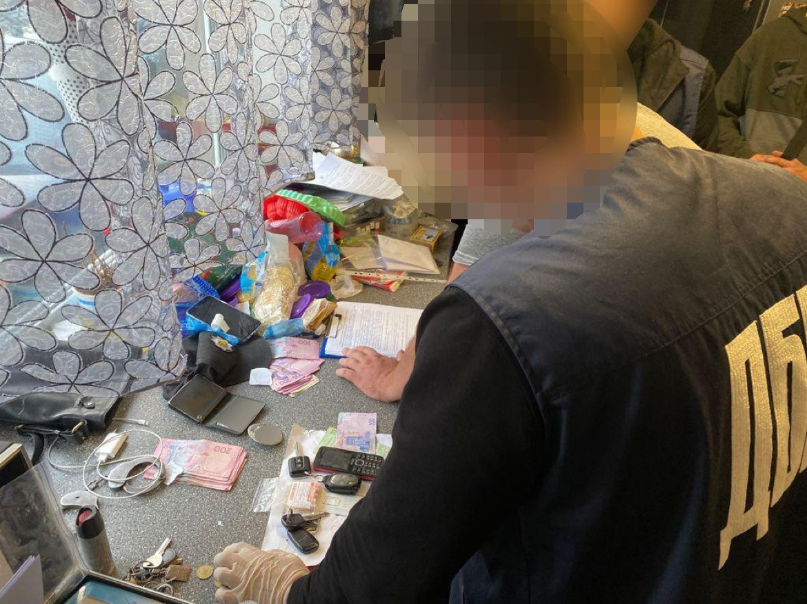 Збут наркотичних засобів із речових доказів – на Запоріжжі викрито двох поліцейських зі спільниками