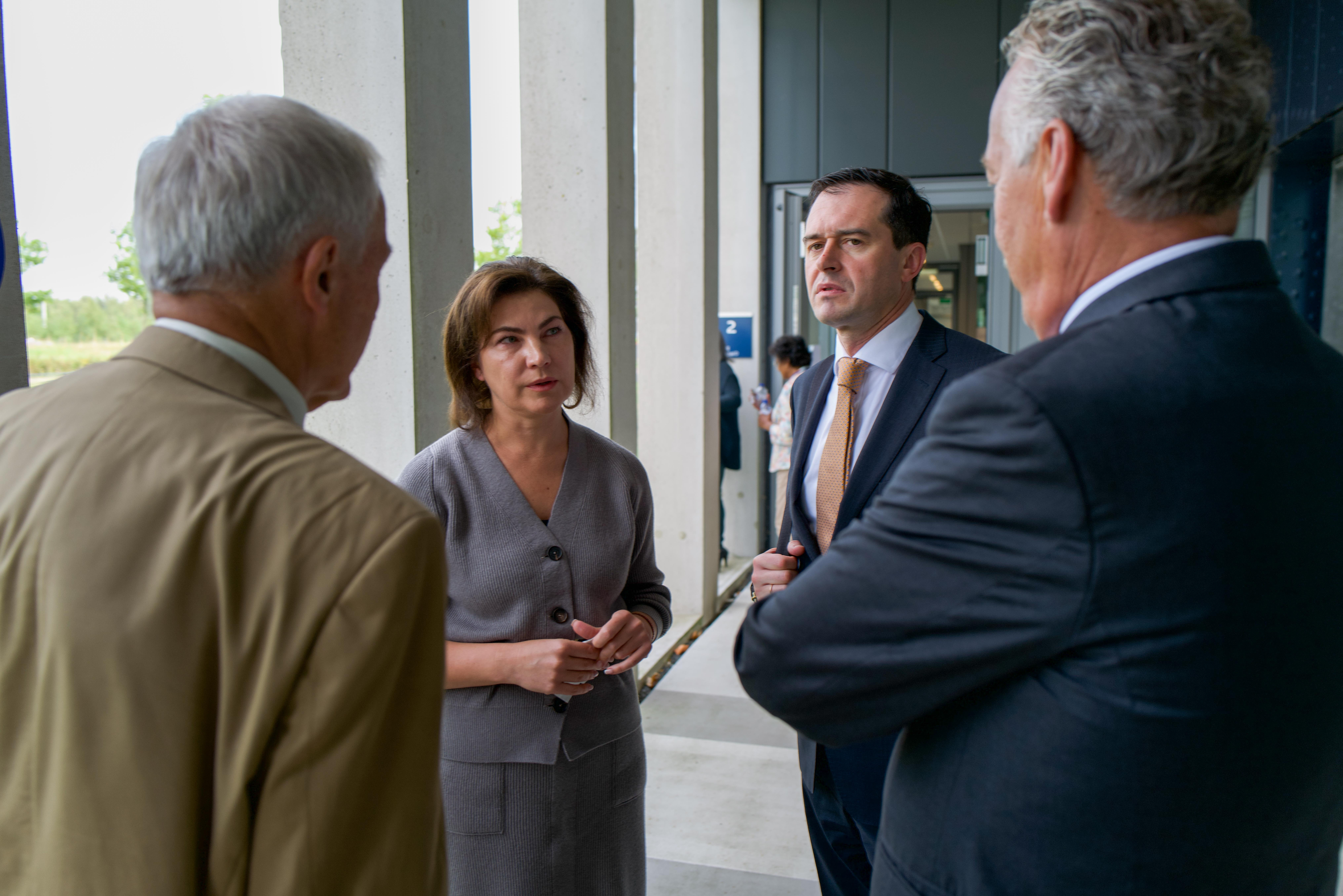 Генпрокурор Ірина Венедіктова відвідала судове засідання у справі МН17 та поспілкувалася із родичами загиблих (ФОТО, ВІДЕО)