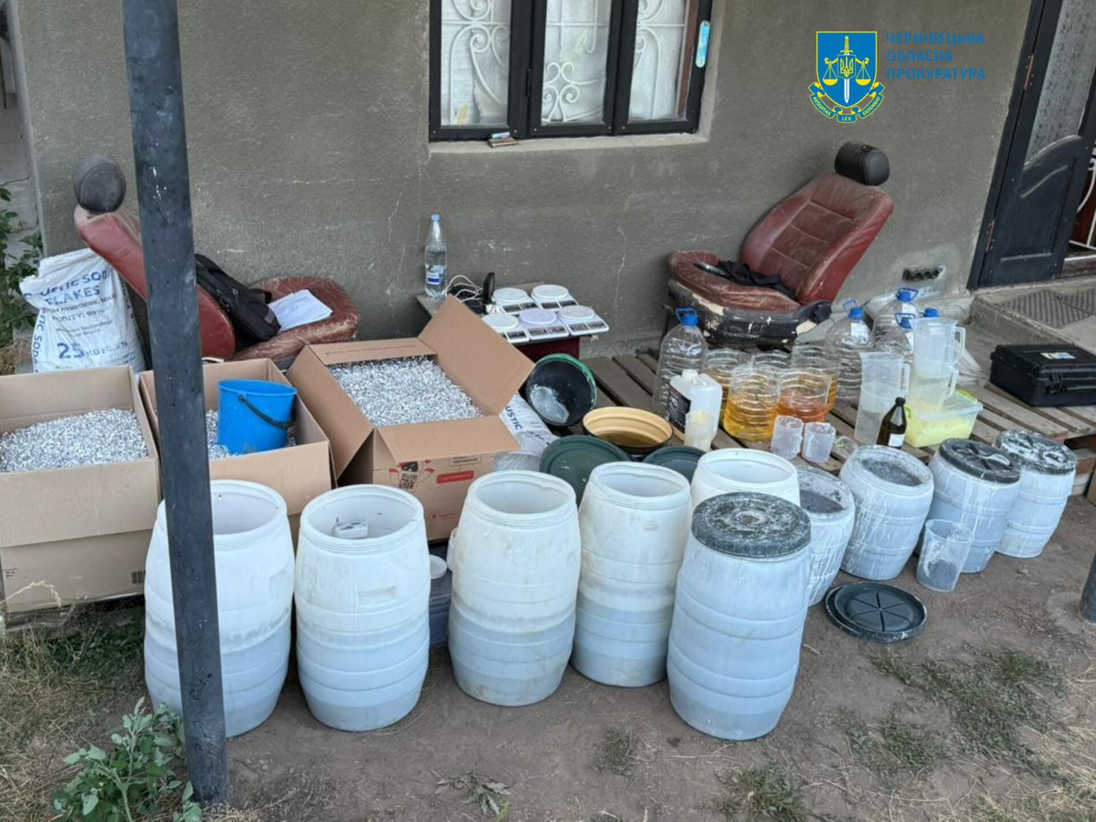 Прокурори викрили підпільну нарколабораторію на Буковині – вилучено 90 кг напівфабрикату амфетаміну