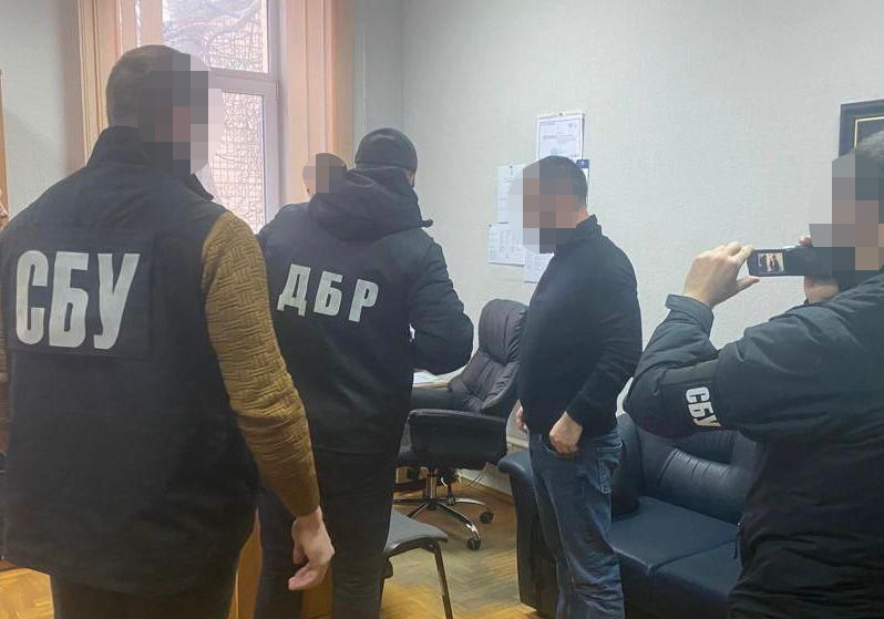 Хабарі за безперешкодне митне оформлення товарів – підозрюють начальника регіональній митниці
