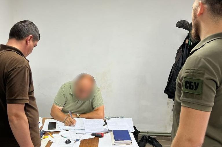 Сумського депутата-директора підприємства та його родичку викрито у розкраданні пів мільйона гривень, призначених для ліквідації наслідків обстрілів