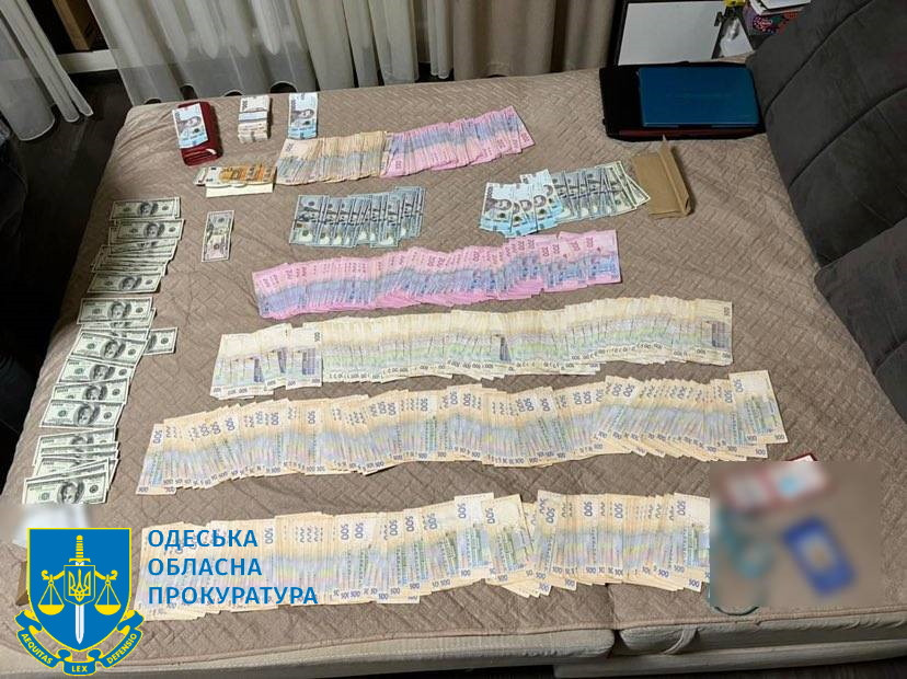 311 тис грн за нестворення перепон при оплаті виконаних робіт за тендерами – викрито та затримано посадовицю Южненської міськради