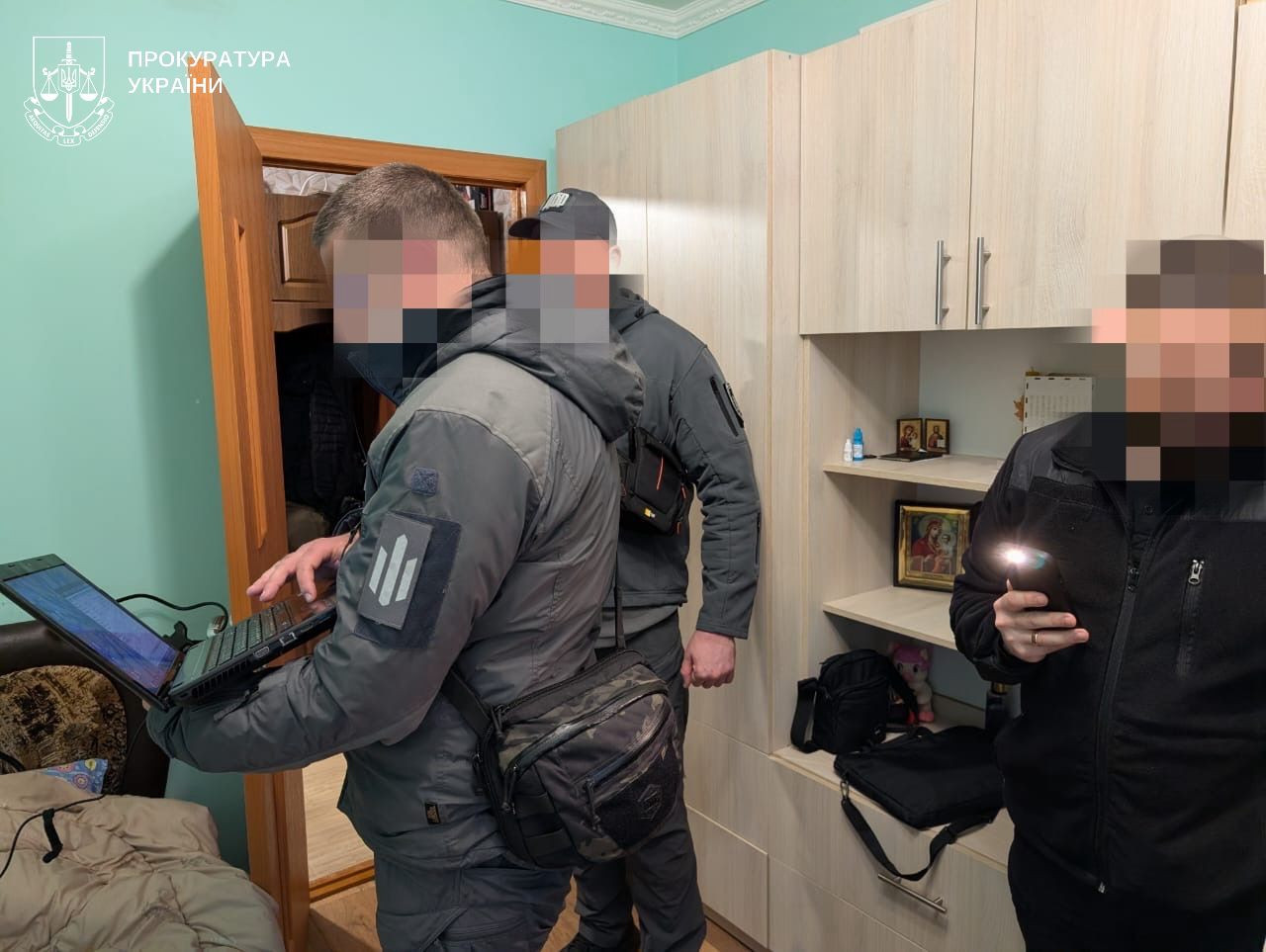 A law enforcement officer is suspected of illegally obtaining driver's licenses in the Kherson region