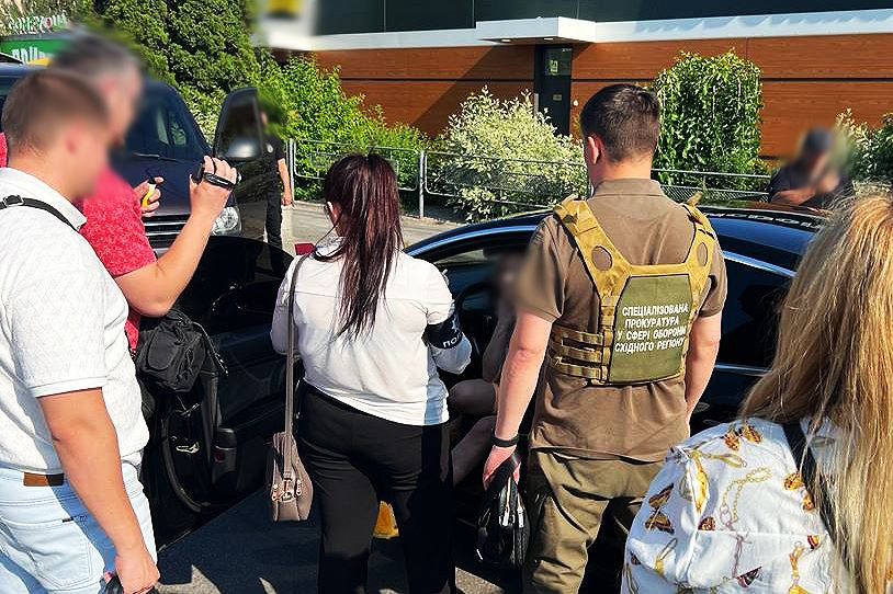 Викрито мешканку Дніпра, яка за 7 тис доларів США обіцяла військовозобов’язаному зняття з обліку