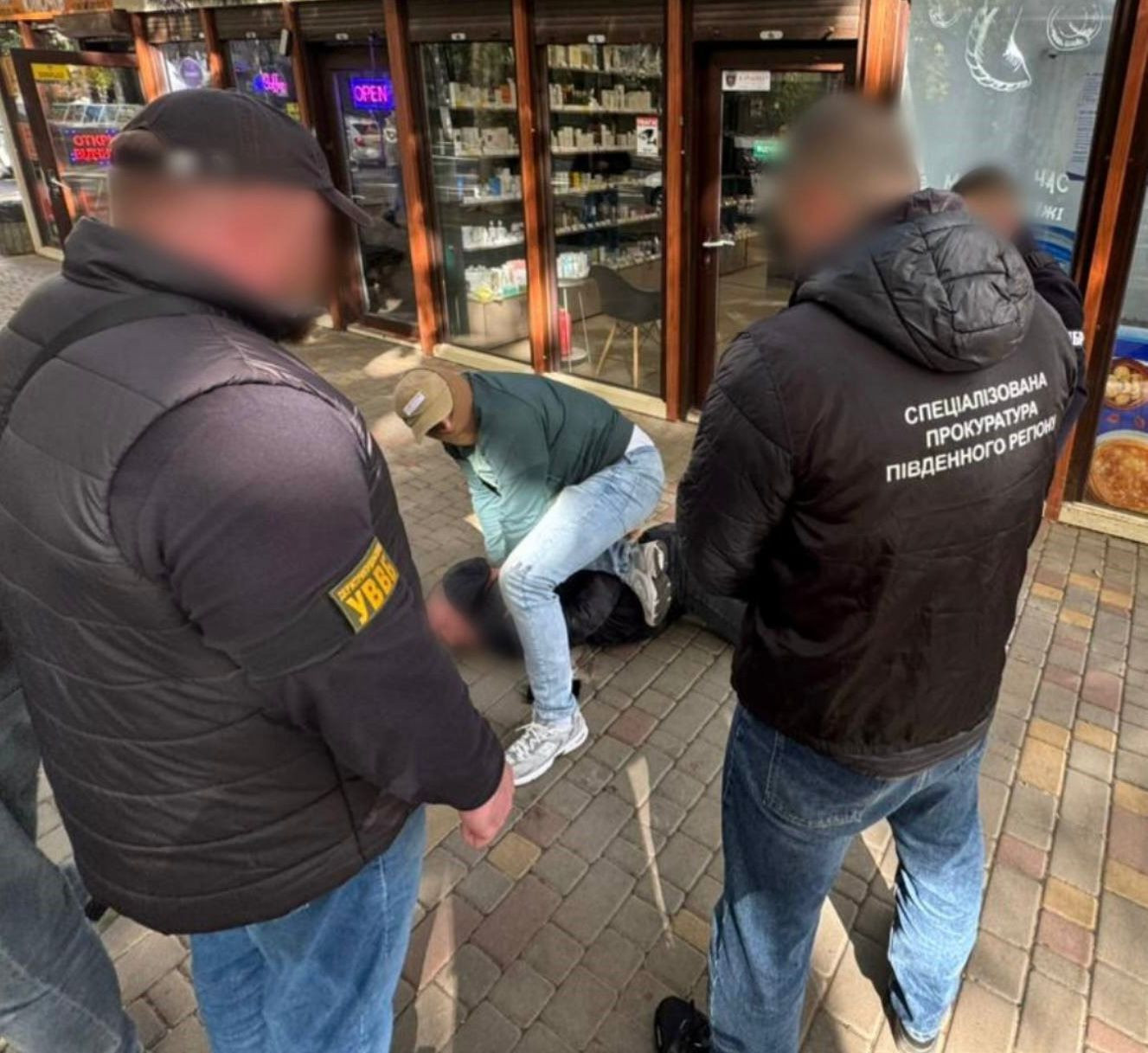 Викрито правоохоронця і його спільника, які організували незаконне переправлення чоловіків за кордон