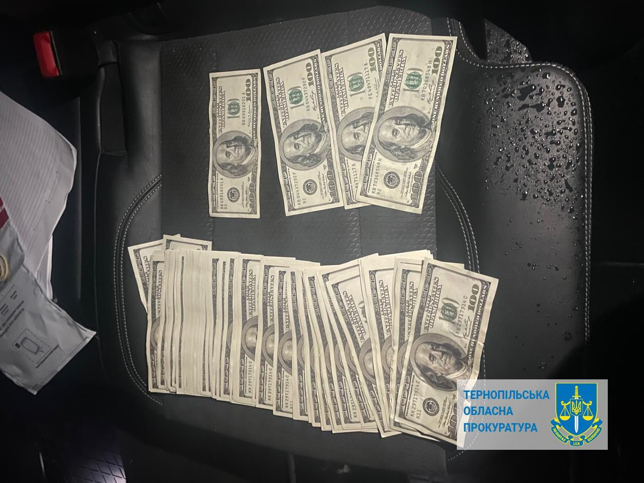 Повідомлено про підозру тернополянину, який отримав 12 тис доларів США за вплив на членів ВЛК для визнання непридатним до військової служби