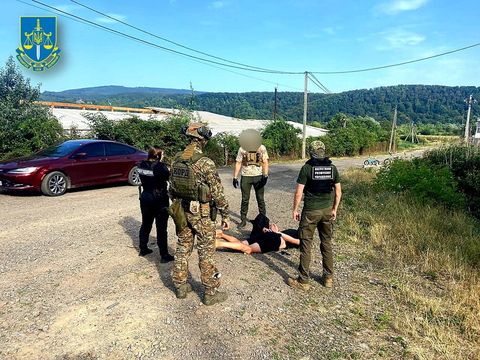 6 тис доларів США за організацію переправлення військовозобов'язаних через державний кордон – на Закарпатті викрито двох осіб