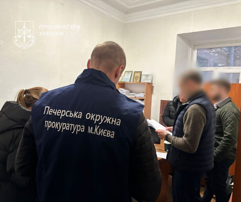 Дитина від сурогатної матері залишилася сиротою, а подружжя з Китаю не отримало своє дитя – повідомлено про підозру співвласнику приватної клініки та менеджеру