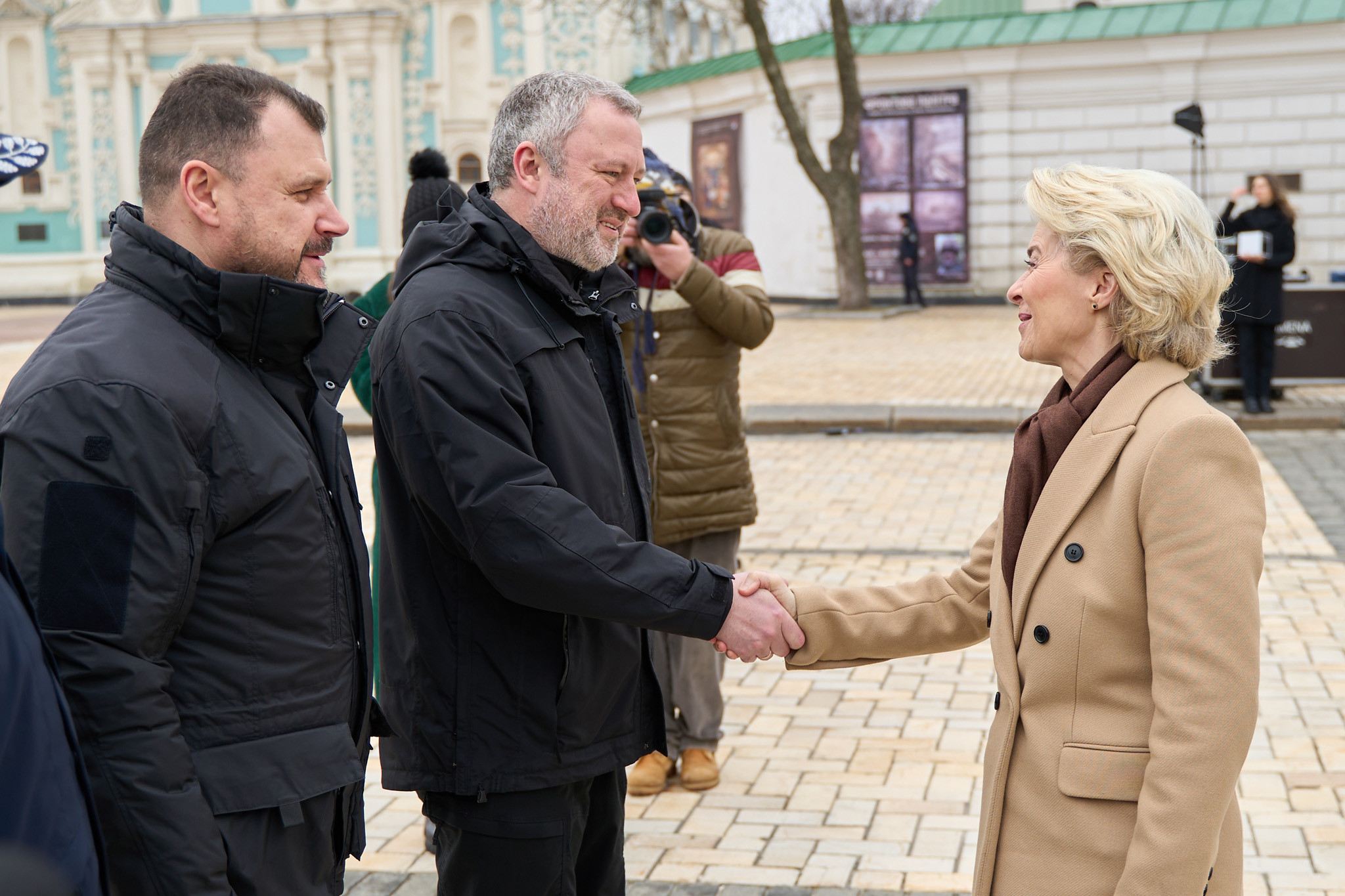 Президент Єврокомісії Урсула фон дер Ляєн передала українським прокурорам та поліцейським нові автомобілі