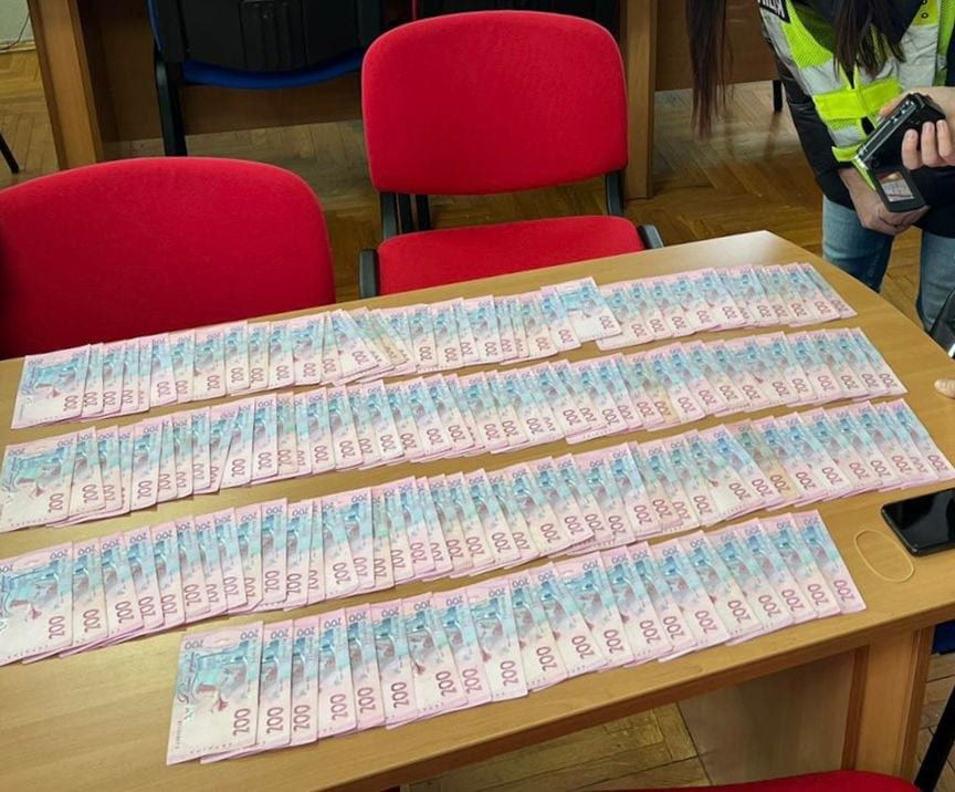 Вимагання хабарів від лікарів та внесення фейкових даних про вакцинацію – судитимуть директорку медцентру