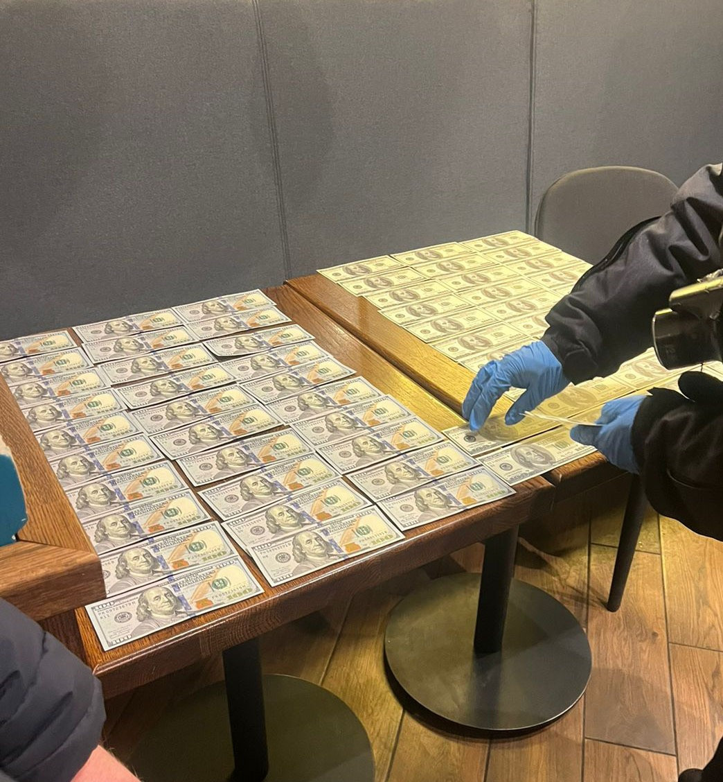 У столиці викрито двох осіб, які за 7300 та 8500 доларів США допомагали ухилянтам перетнути кордон