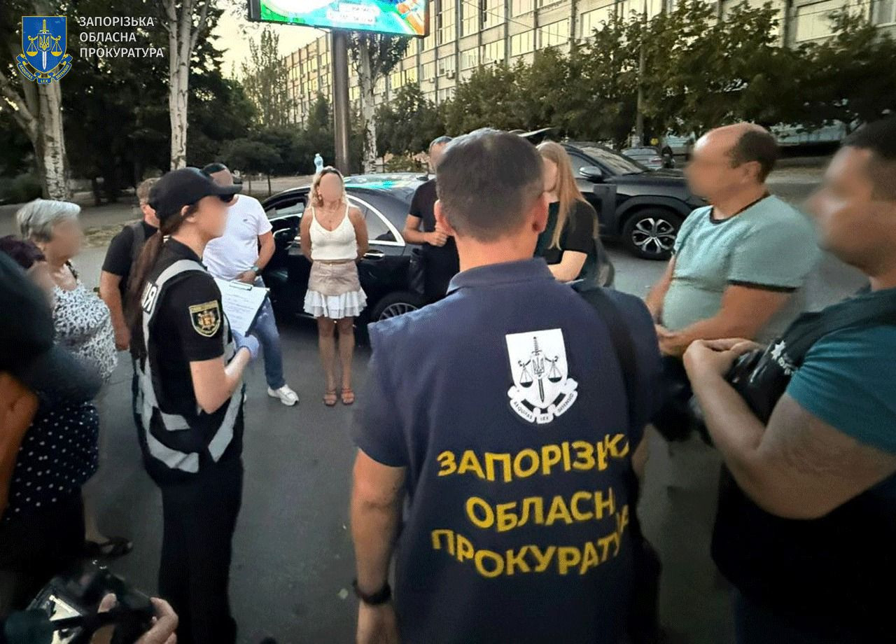 У Запоріжжі на отримані 6 тис доларів США затримано організаторку схеми втечі військовозобов’язаних за кордон
