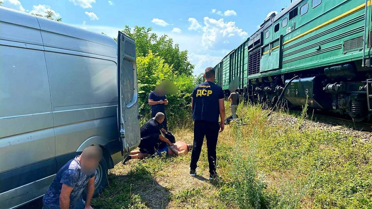 Розкрадання дизпалива Укрзалізниці – на Буковині викрито працівників локомотивного депо