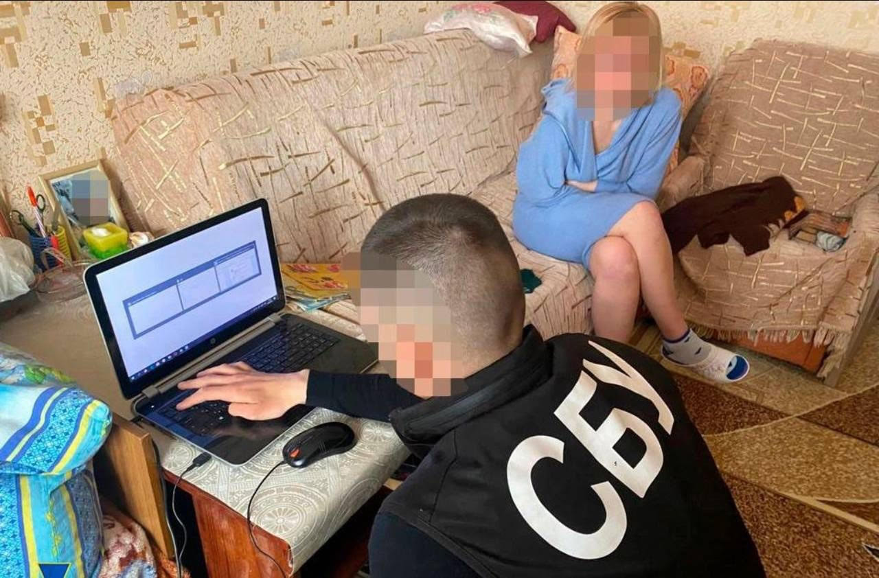 Повідомлено про підозру жінці, яка передавала військовим РФ карти з мітками стратегічних об’єктів Хмельниччини