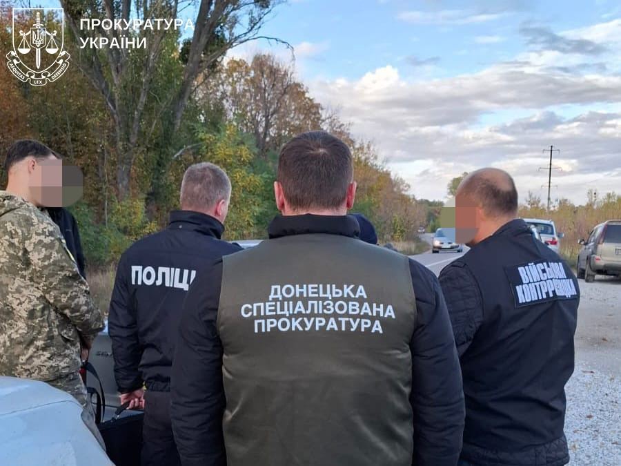 7 тисяч доларів за переведення та 1 мільйон гривень за одноразову виплату: посадовцю військової частини повідомлено про підозру