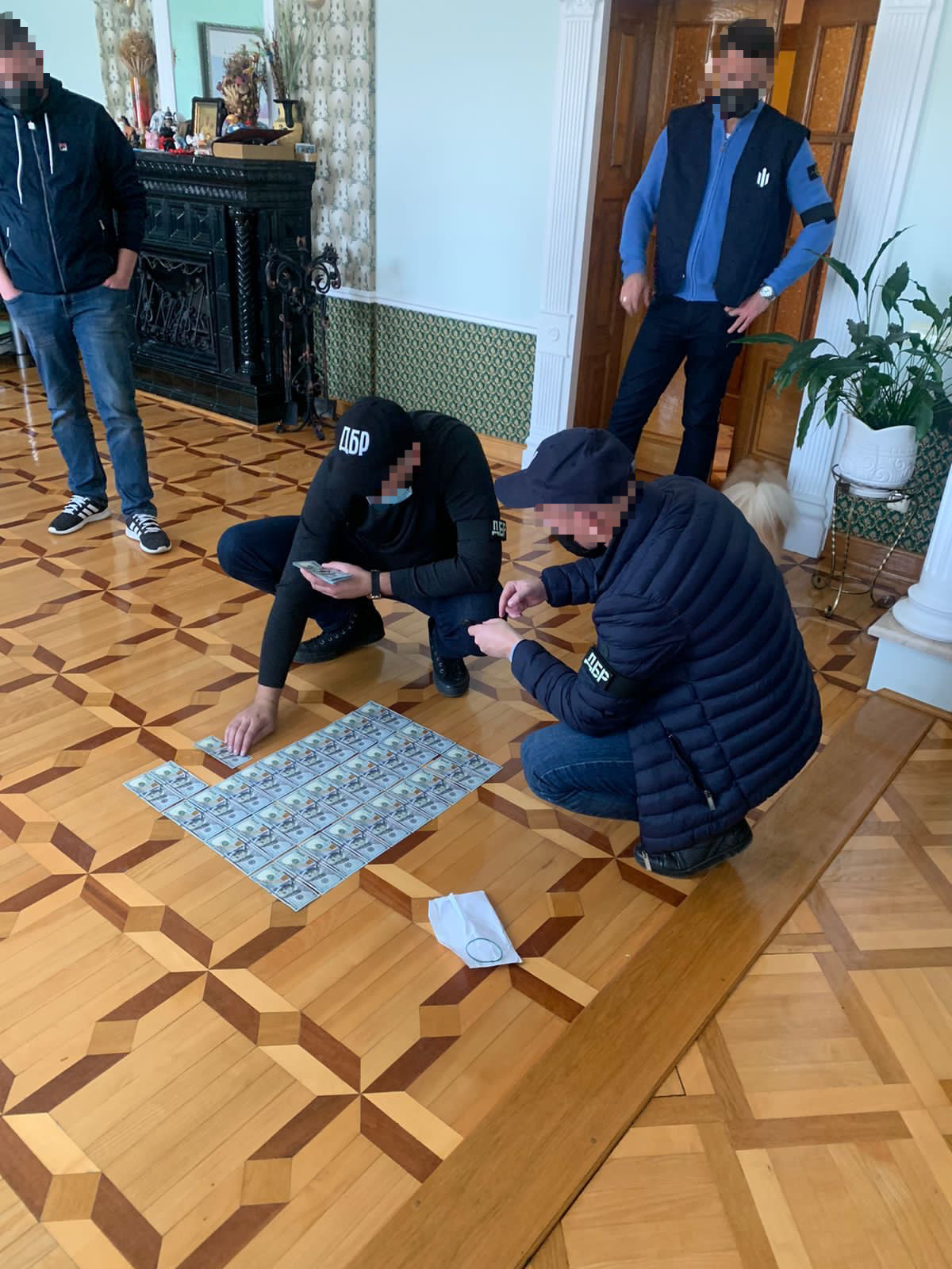 Щомісячні хабарі за безперешкодну діяльність – на Тернопільщині викрито керівника держпідприємства та посадовця поліції (ФОТО)