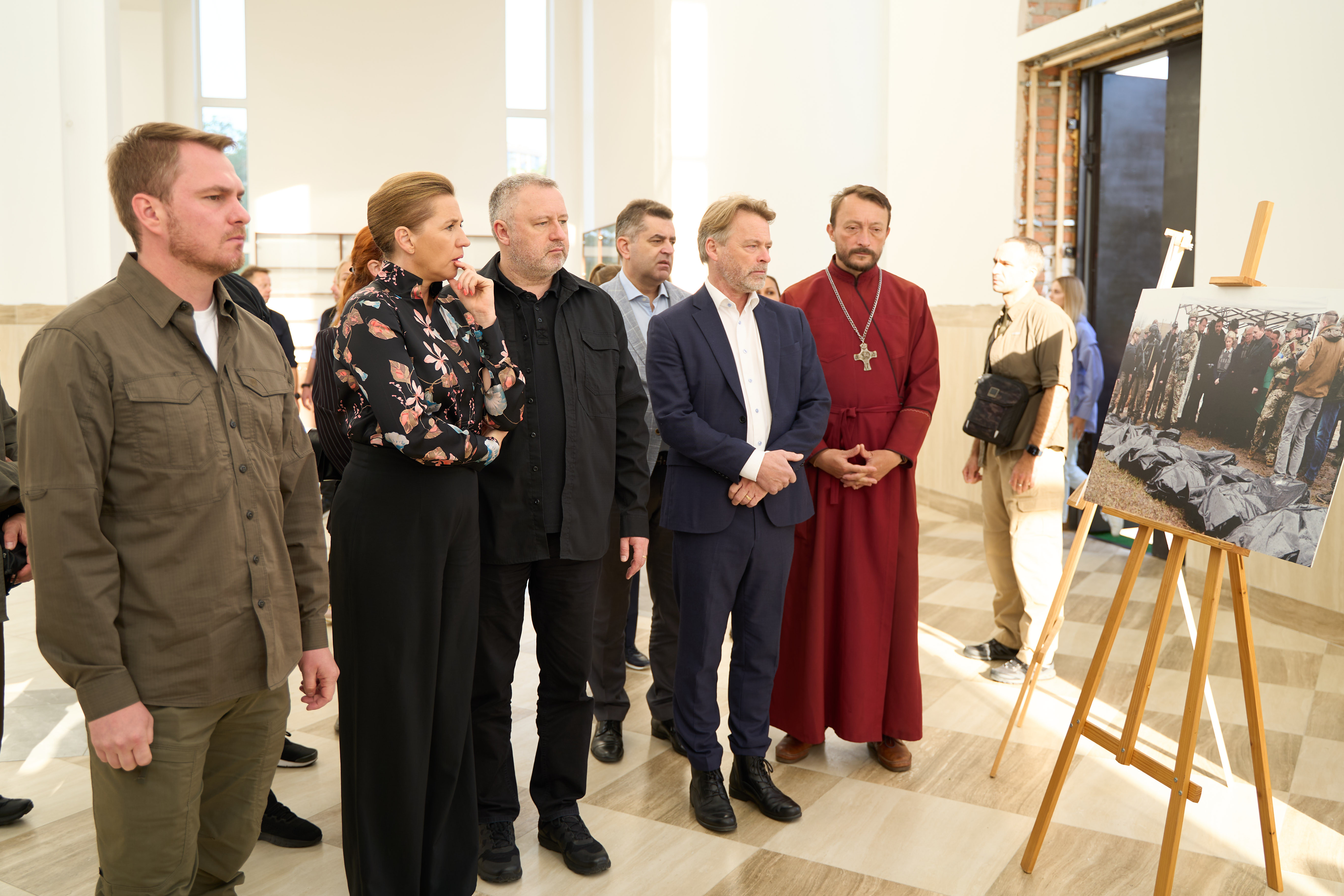 Андрій Костін показав Прем'єр-міністерці Данії Метте Фредеріксен місця російських воєнних злочинів у Бучі