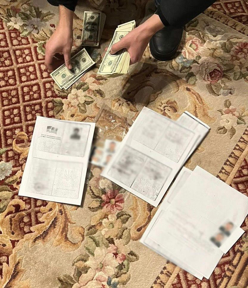 Незаконне переправлення військовозобов’язаних за кордон під виглядом водіїв-волонтерів - киянину повідомлено про підозру