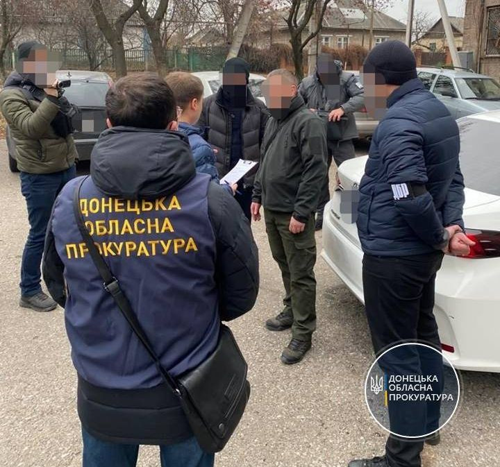 8000 дол США за договір про оренду - на Донеччині викрито заступника керівника місцевої військово-цивільної адміністрації (ФОТО)