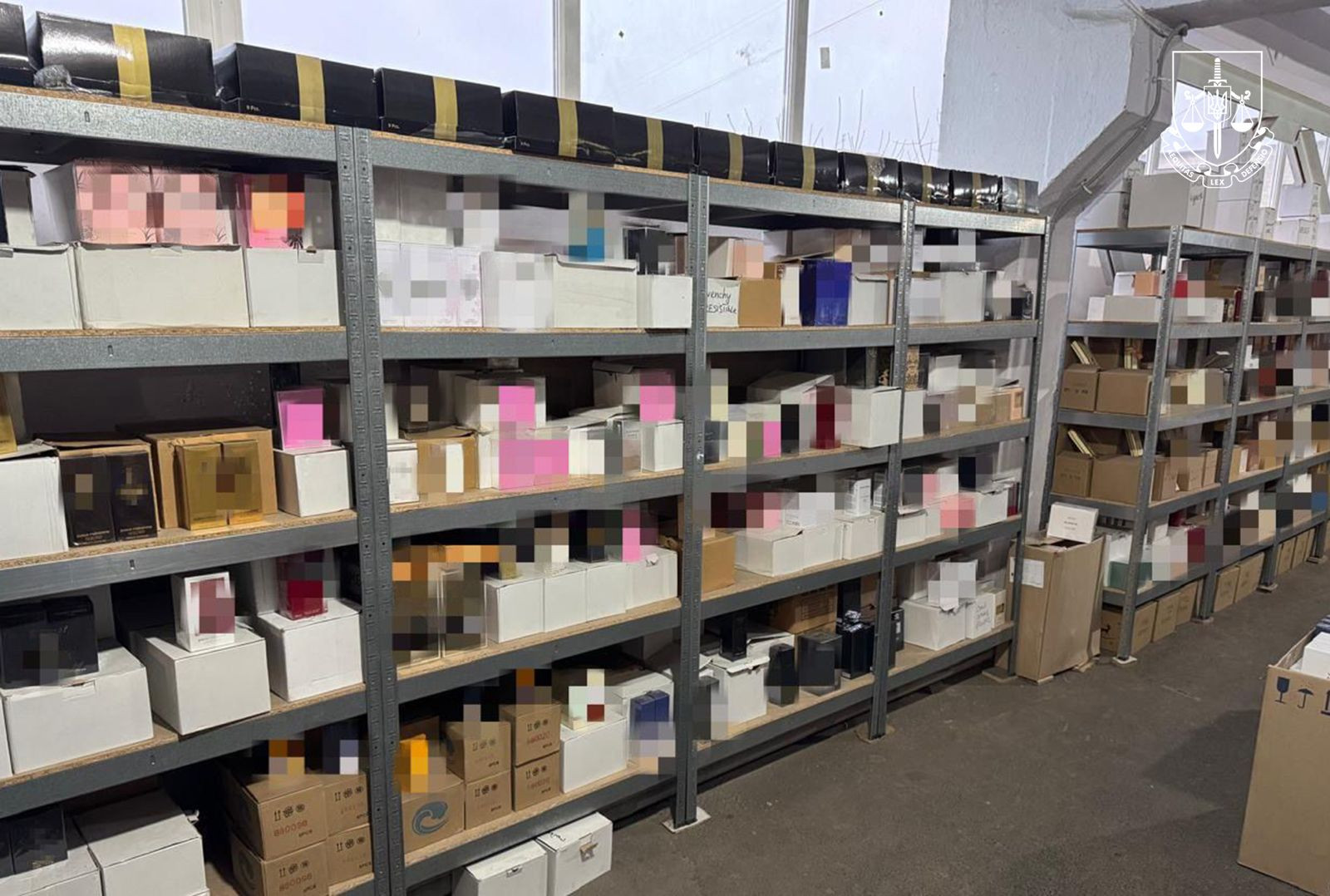 На Полтавщині викрито масштабне виготовлення та реалізацію фальсифікованої парфумерії та косметики світових брендів