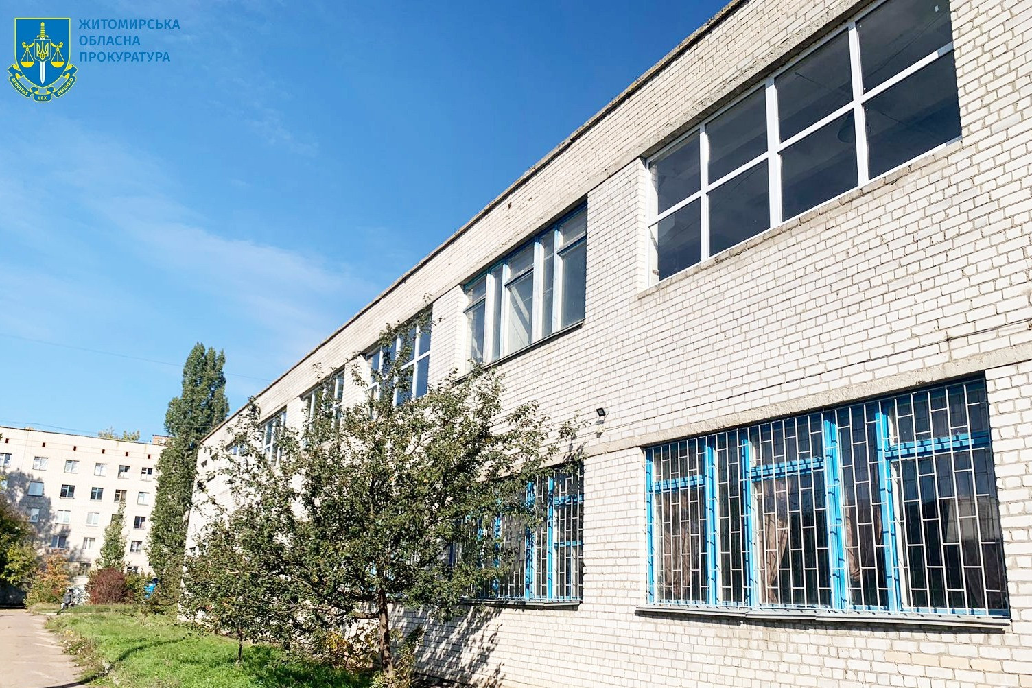 Заволодів 800 тис грн на ремонті пошкоджених через ракетний обстріл вікон – на Житомирщині судитимуть підрядника