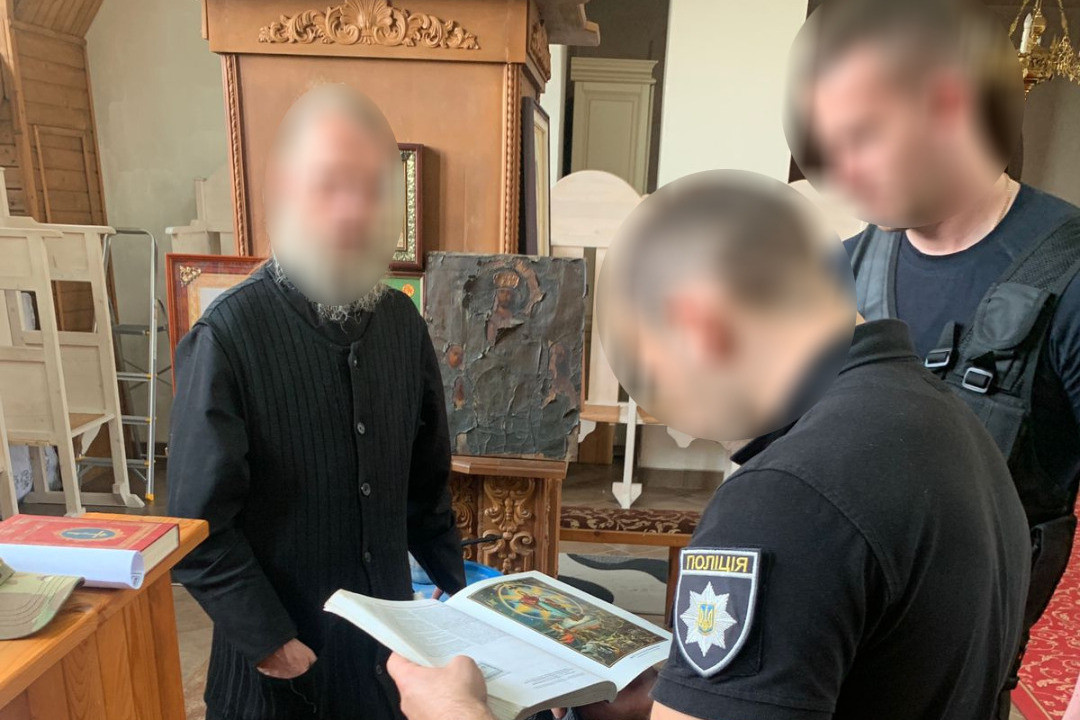 На Закарпатті настоятеля храму УПЦ (МП) підозрюють у поширенні забороненої комуністичної символіки