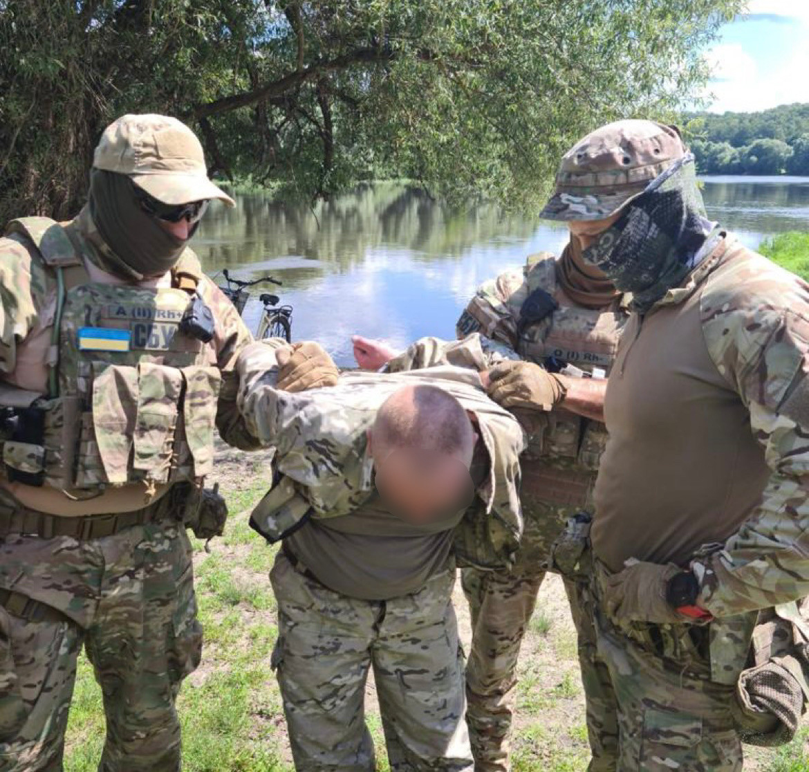 Збирали дані про ЗСУ на Сумщині за завданням військового куратора з РФ – затримано двох осіб