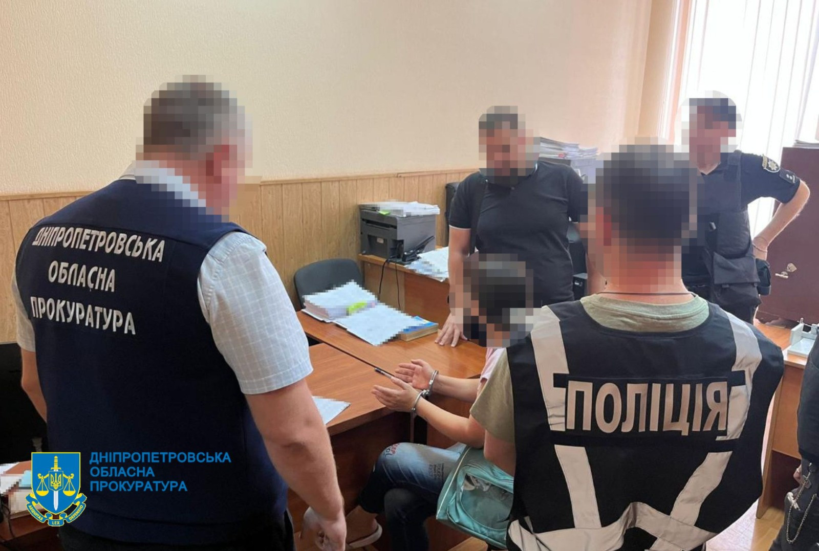 Збували наркотики під виглядом надання замісної терапії – на Дніпропетровщині повідомлено про підозру експоліцейському і трьом його спільникам