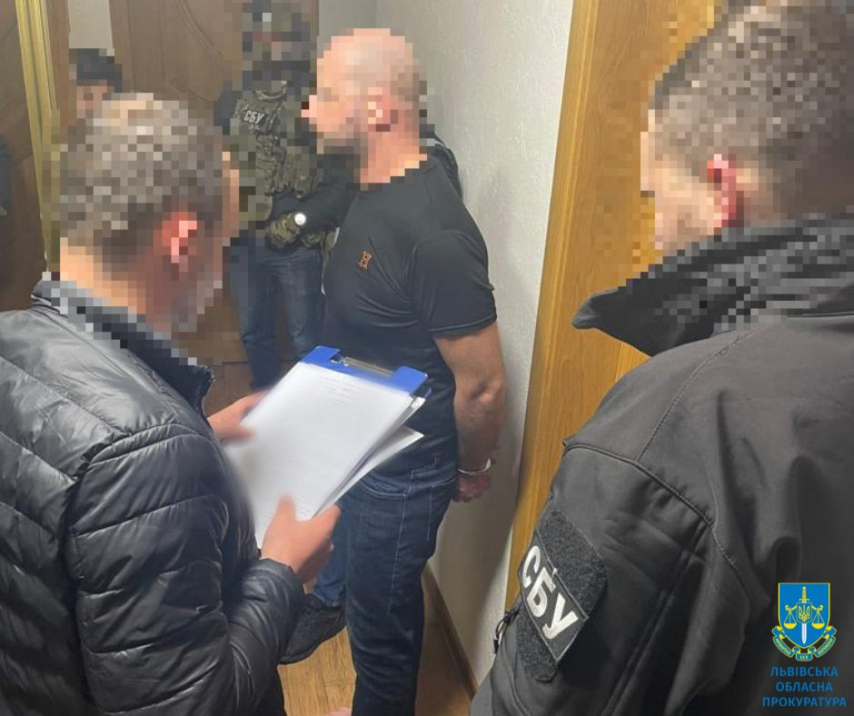 8 000 доларів США за організацію незаконного переправлення через державний кордон – повідомлено про підозру мешканцю Львова