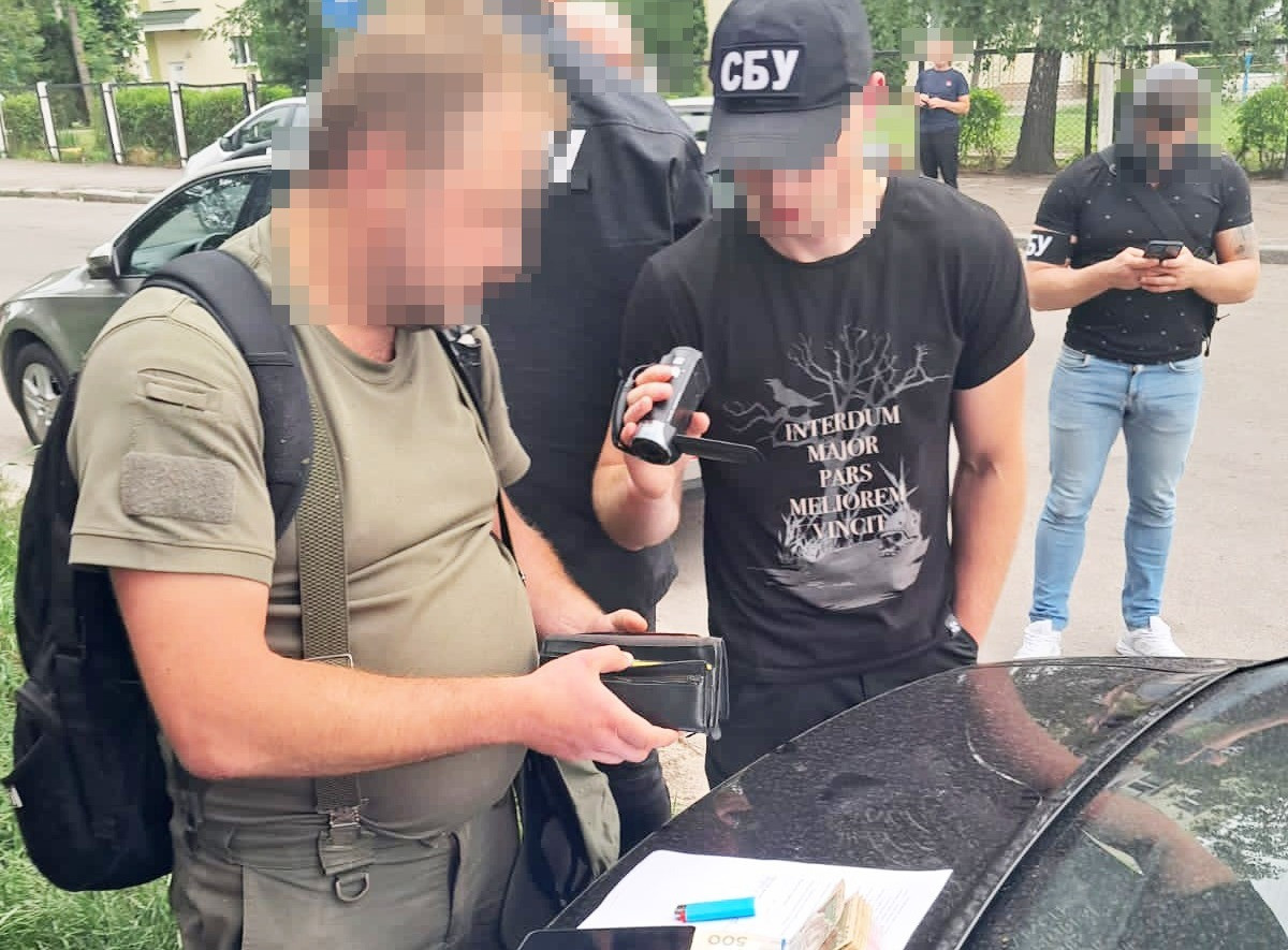 На Житомирщині викрили інспектора Держрибагенства, який за хабар дозволяв ловити рибу у річці сітками