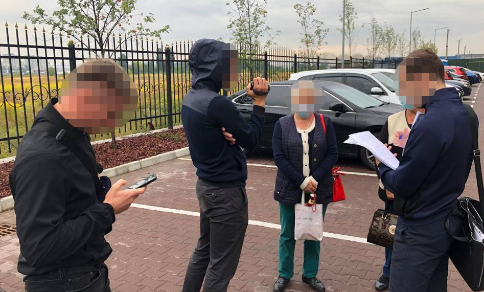 Викрадення розшукуваного з метою вимагання 10 тис доларів США хабара – підозрюють двох поліцейських у столиці (ФОТО)