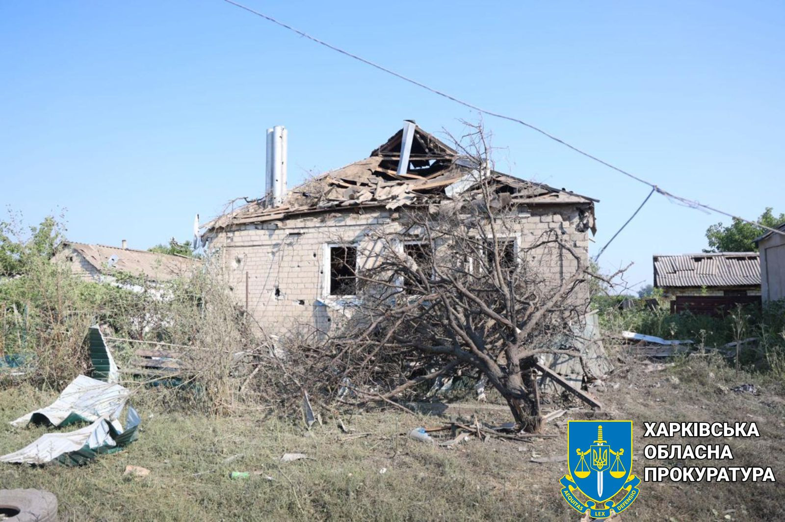 Одна людина загинула та двоє поранені внаслідок ворожих авіаударів по селу на Купʼянщині – розпочато провадження