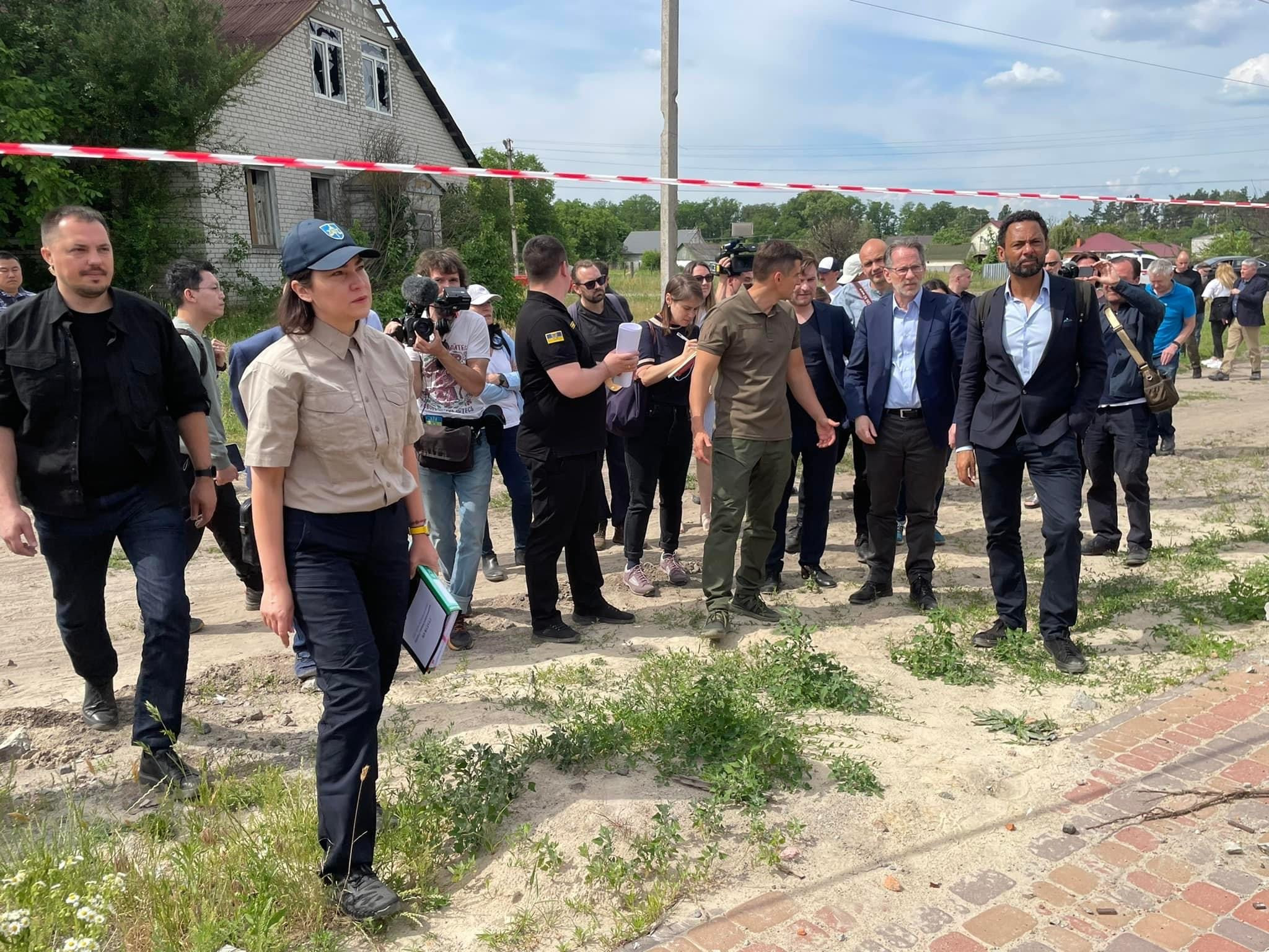 Ірина Венедіктова разом з Atrocity Crimes Advisory Group оглянули місця вчинення воєнних злочинів РФ в Богданівці