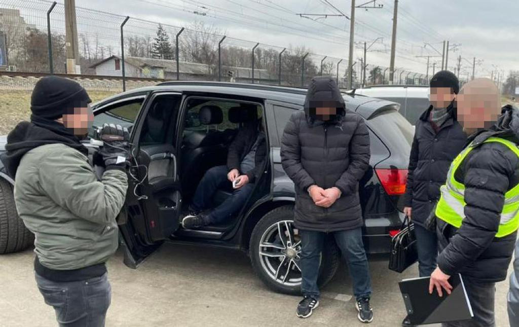 Від 6 тис доларів США за довідку про багатодітну родину чи зайняття волонтерством - викрито чергову незаконну схему виїзду за кордон