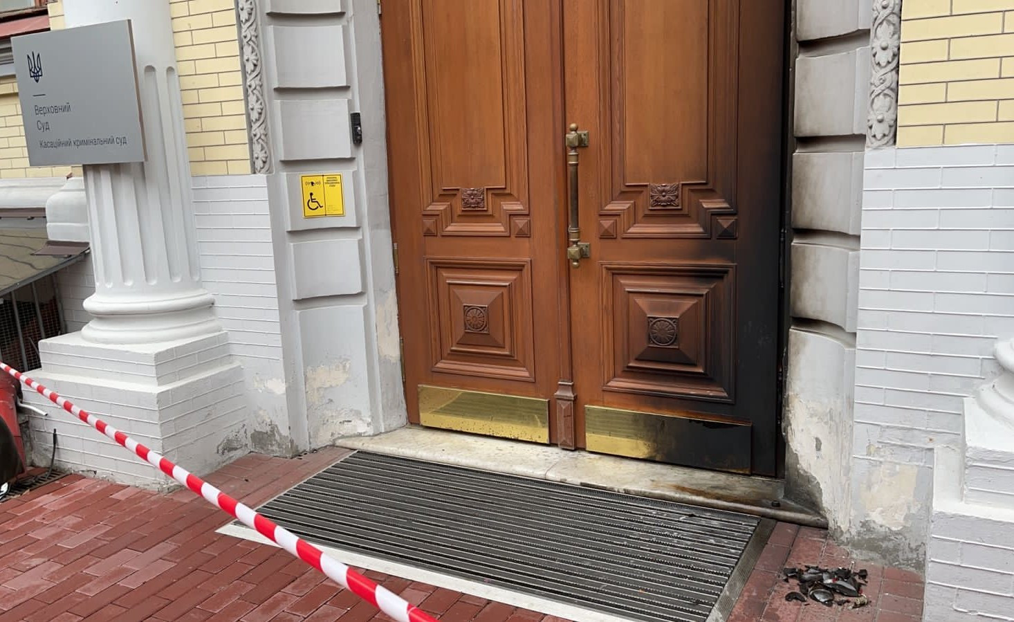 Затримано чоловіка, який намагався підпалити приміщення Офісу омбудсмена та Верховного касаційного суду у столиці (ФОТО)