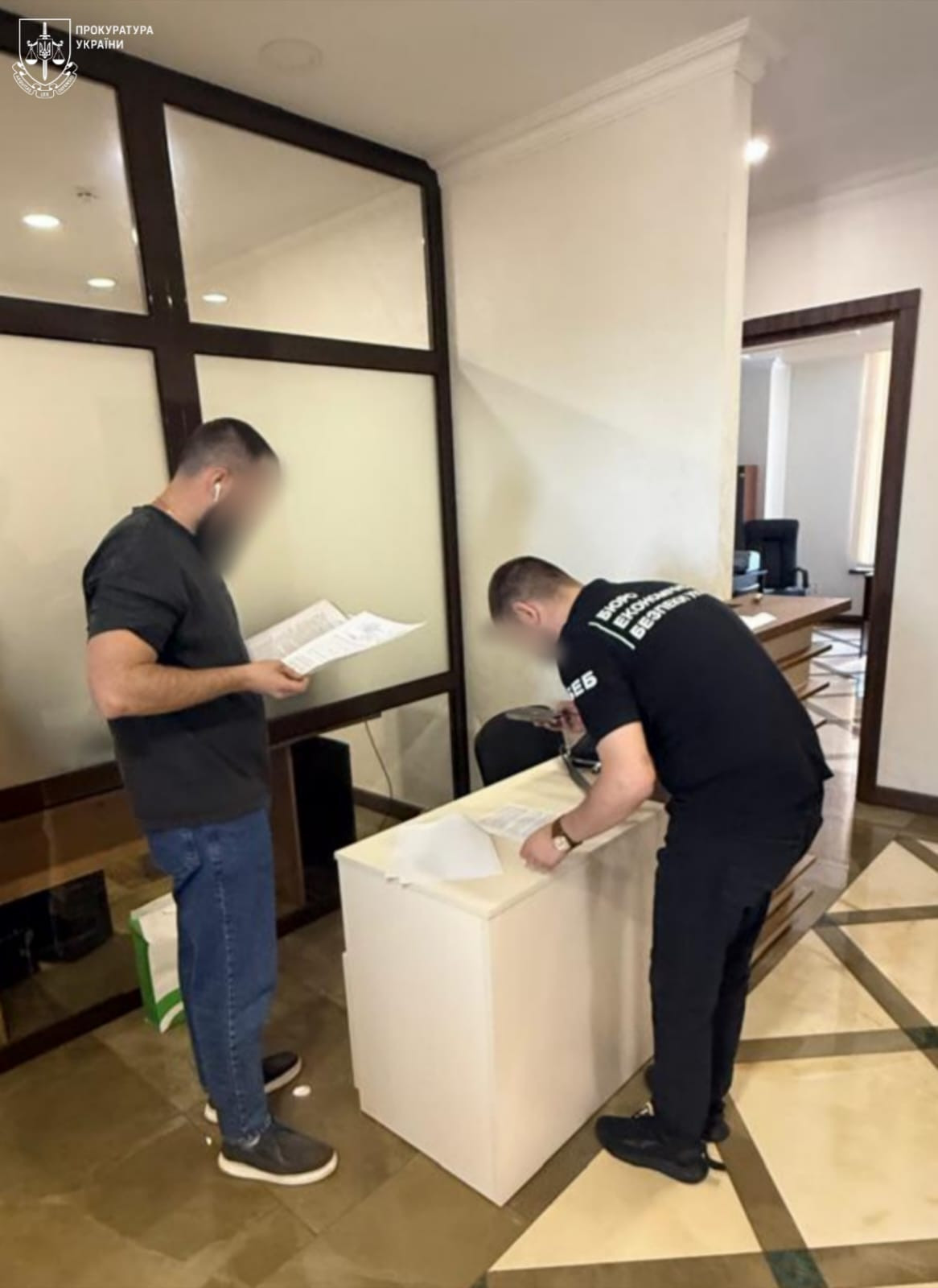 Через підроблені документи заволоділи часткою зернового елеватора на 70 млн грн — двох спільників оголошено в розшук
