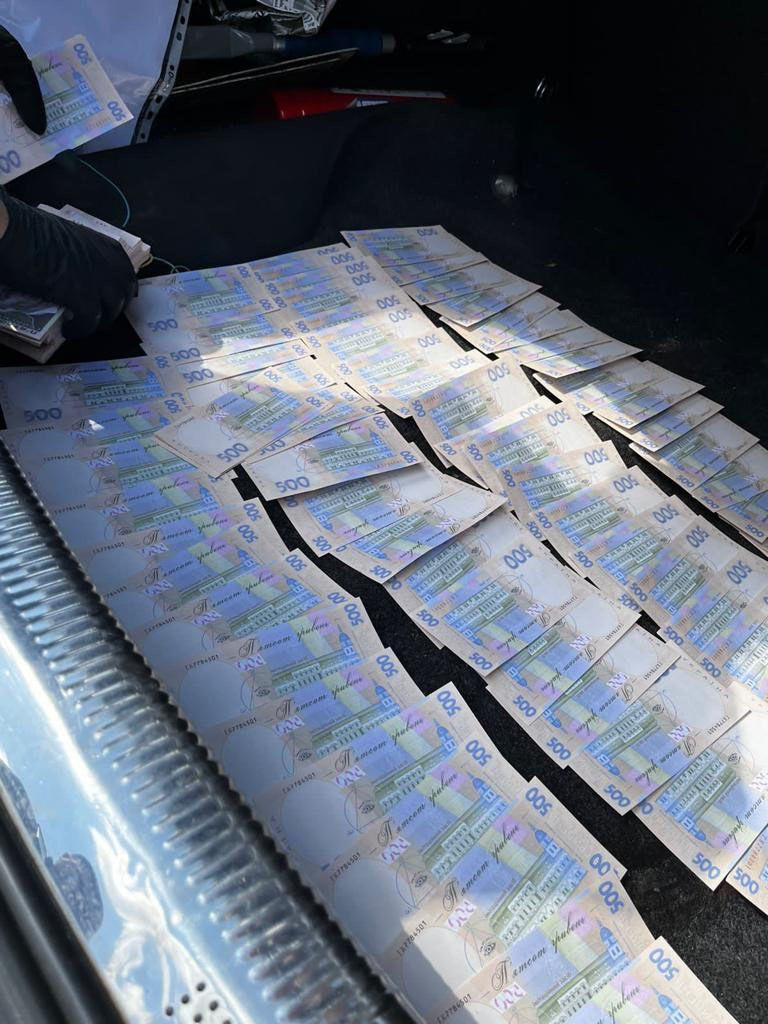 За чверть мільйона гривень обіцяв переправити чоловіка призовного віку за кордон - у Києві затримали псевдоадвоката