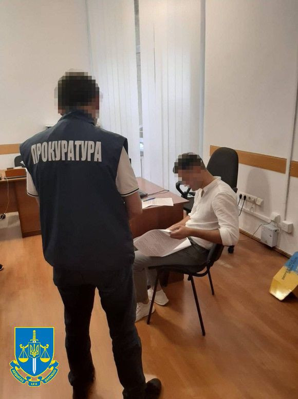 Ухилення від сплати податків під час ввезення брендових товарів – у службовій недбалості підозрюється інспектор Галицької митниці