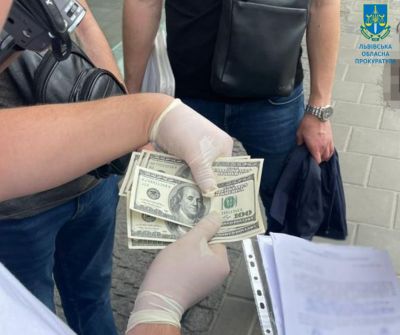 1 300 доларів США за зняття арешту з майна - у Львові затримано посадовицю державної виконавчої служби