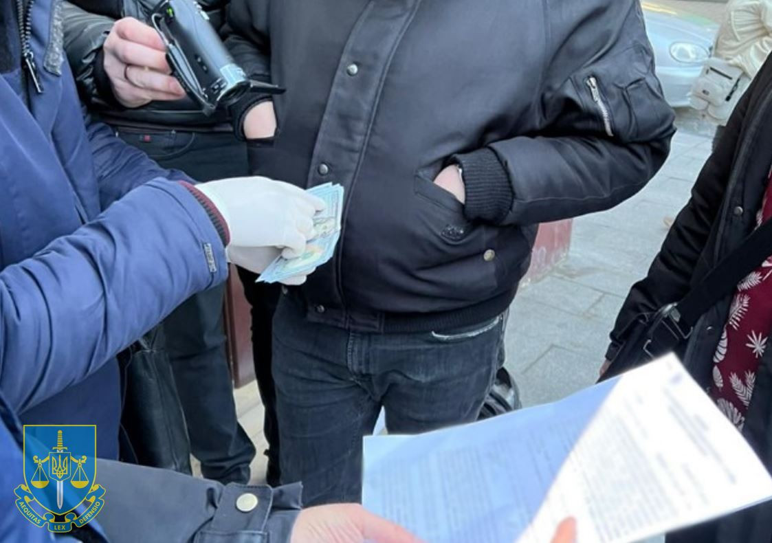 12 000 доларів США за паспорт громадянина України – викрито посадовця міграційної служби Львівщини